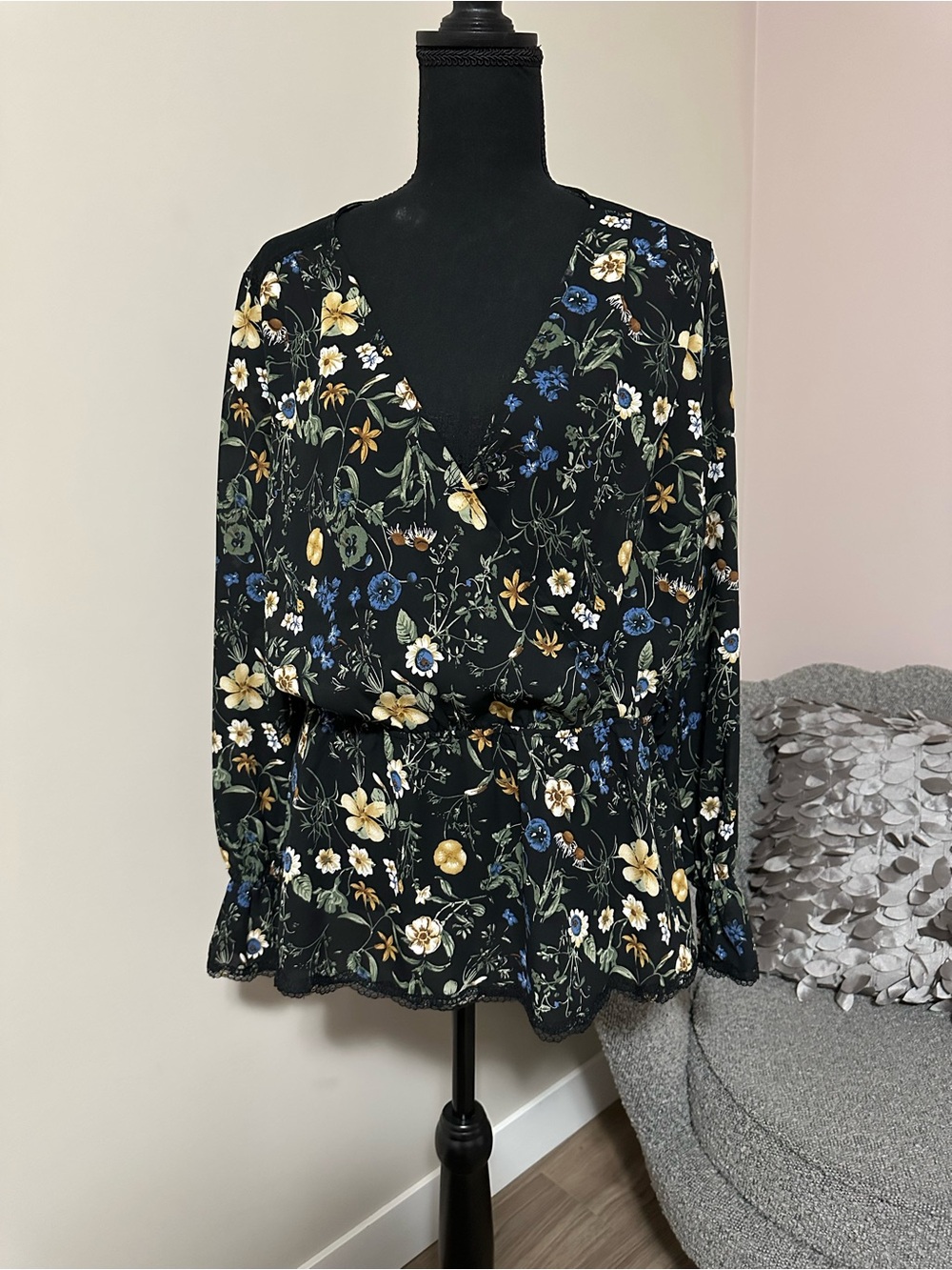 Dex Black Floral V-Neck Peplum Blouse